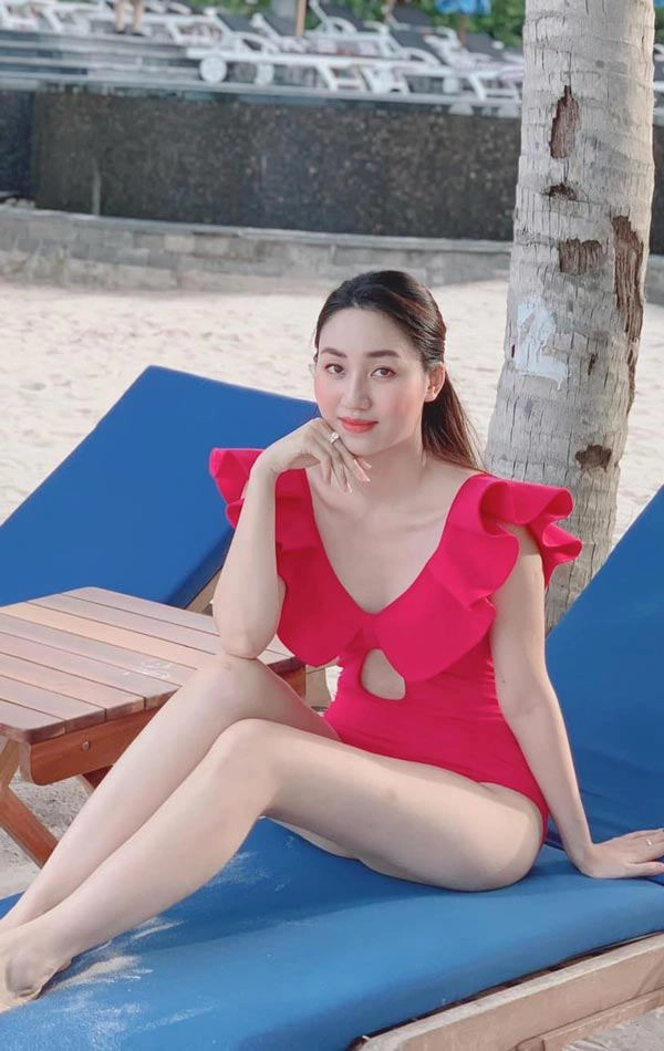 Á hậu sang giàu của vbiz ngày giãn cách xách túi 90 triệu ngồi nhà ngắm cảnh - 19