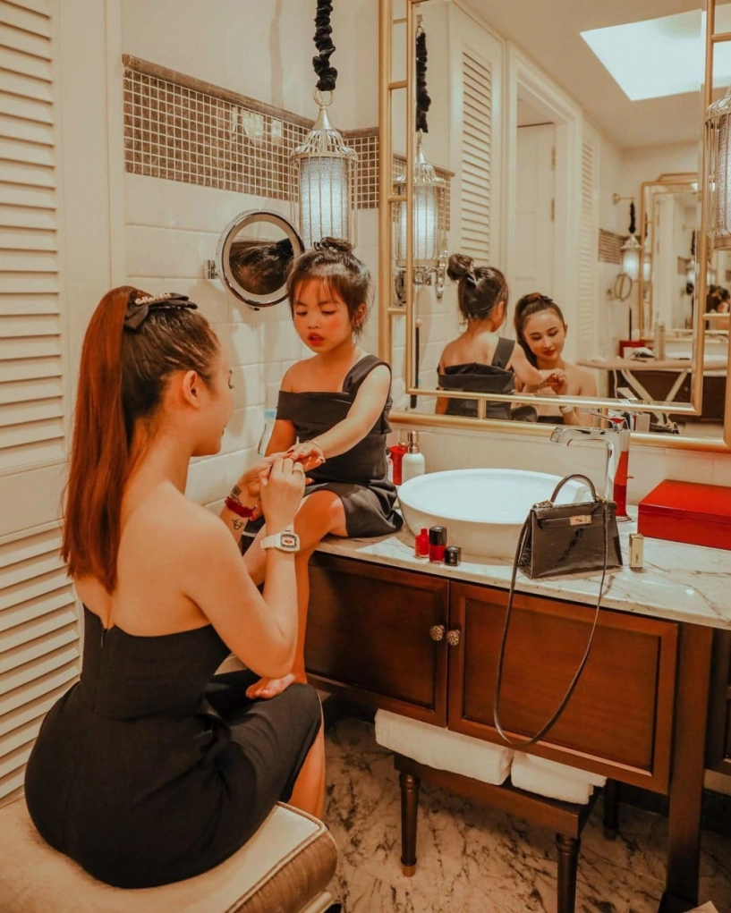 Ái nữ minh nhựa mới bé tí đã mặc toàn đồ hiệu còn đụng hàng ngọc trinh - 12