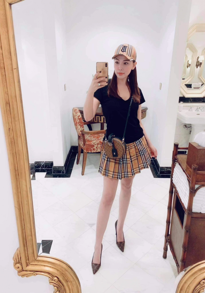 Bạn thân ngọc trinh được tiến linh theo dõi ăn mặc sexy khét tiếng cũng là yêu nữ hàng hiệu - 17