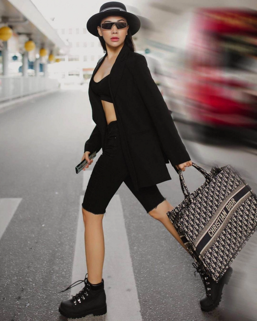 Bạn thân ngọc trinh được tiến linh theo dõi ăn mặc sexy khét tiếng cũng là yêu nữ hàng hiệu - 18