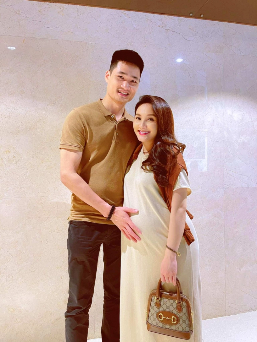 Bảo thanh chuẩn mẹ bầu sành điệu ăn mặc giản đơn nhưng xách toàn túi hiệu đi dép đắt đỏ - 3