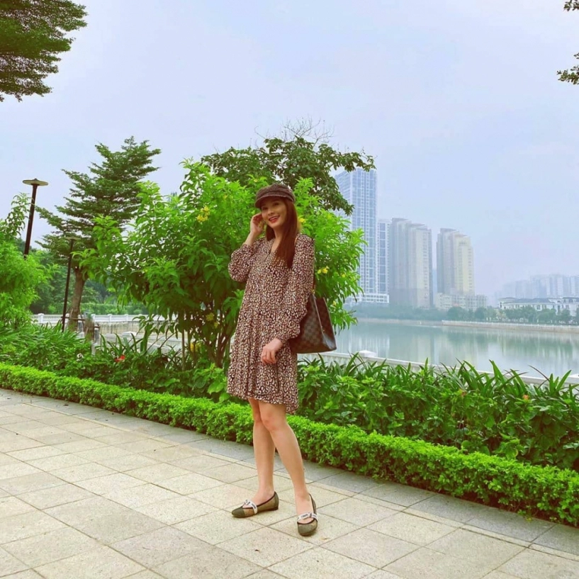 Bảo thanh chuẩn mẹ bầu sành điệu ăn mặc giản đơn nhưng xách toàn túi hiệu đi dép đắt đỏ - 6