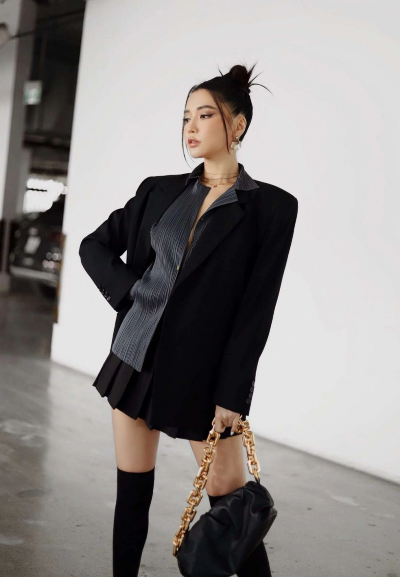 Bích phương đụng đàn chị thanh hằng 1 dáng áo sơ mi xếp ly bánh bèo nhưng thừa cá tính - 2