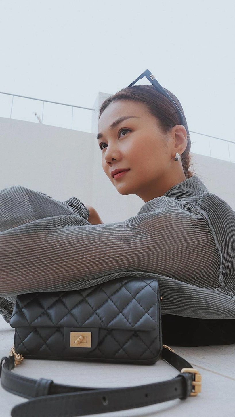 Bích phương đụng đàn chị thanh hằng 1 dáng áo sơ mi xếp ly bánh bèo nhưng thừa cá tính - 8