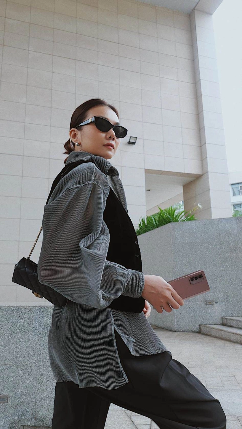 Bích phương đụng đàn chị thanh hằng 1 dáng áo sơ mi xếp ly bánh bèo nhưng thừa cá tính - 9