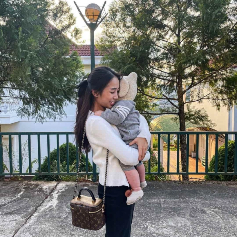 Bố mẹ là rich-kid cháu ngoại minh nhựa tròn 1 tuổi cũng đập hộp toàn áo quần đắt đỏ - 11