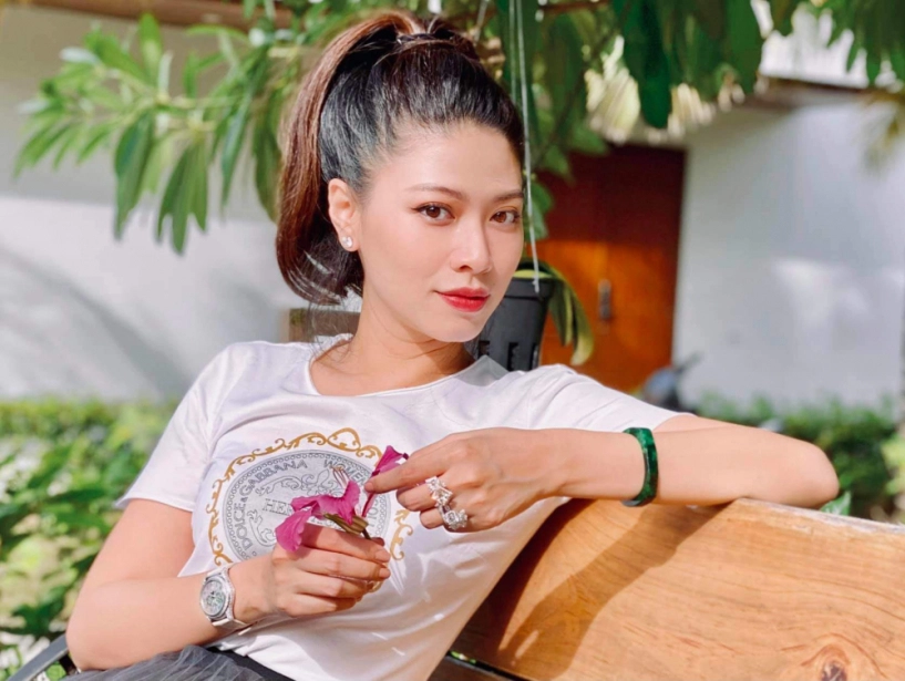 Btv ngọc trinh đấu giá đồng hồ hàng hiếm quyên góp mua máy thở - 4