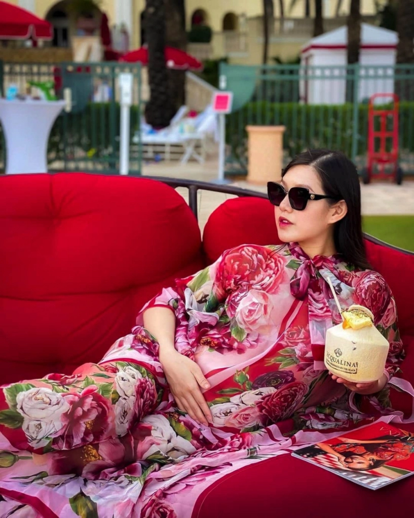 chị cả giới rich kid việtdiện bikini khoe bụng bầu không quên dát hàng hiệu cho sang người - 8