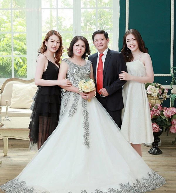 Chị gái á hậu phương nga vừa đẹp lại sang xách túi hiệu nhiều hơn em gái - 4