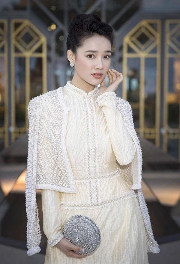 Chiếc áo dài lạ kỳ ai diện vào đều một bước đăng quang hoa hậu - 13