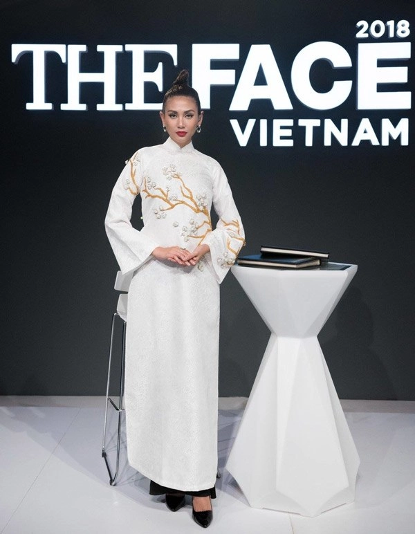 Chiếc áo dài lạ kỳ ai diện vào đều một bước đăng quang hoa hậu - 17