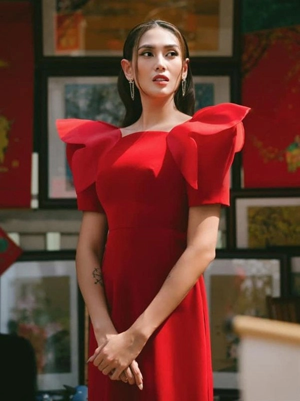 Chiếc áo dài lạ kỳ ai diện vào đều một bước đăng quang hoa hậu - 18