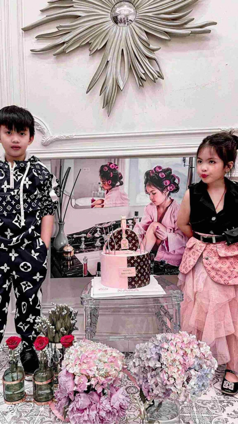 Choáng với độ giàu sang của minh nhựa sinh nhật con gái cũng dát hàng hiệu không ai đọ lại - 2