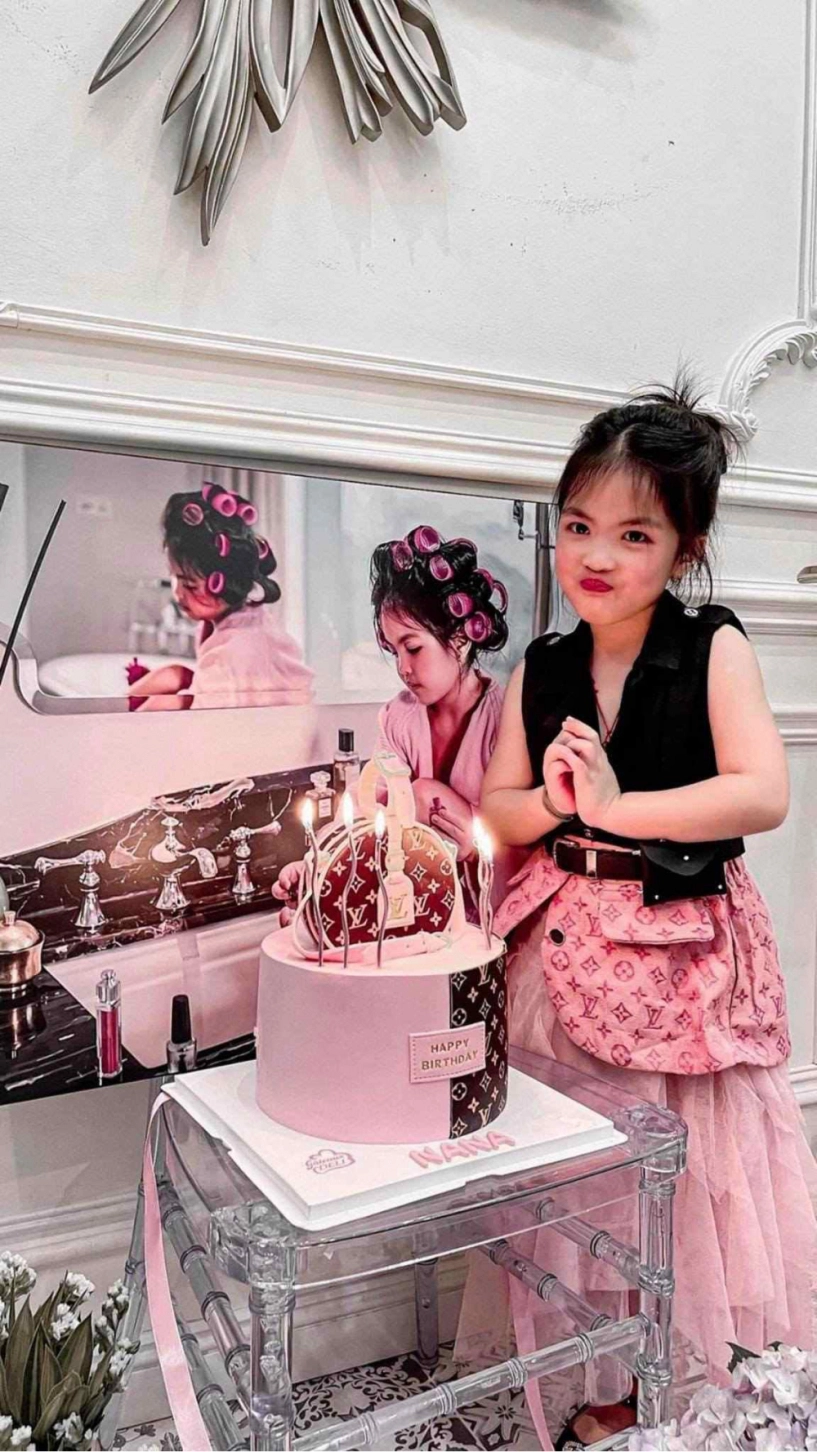 Choáng với độ giàu sang của minh nhựa sinh nhật con gái cũng dát hàng hiệu không ai đọ lại - 3
