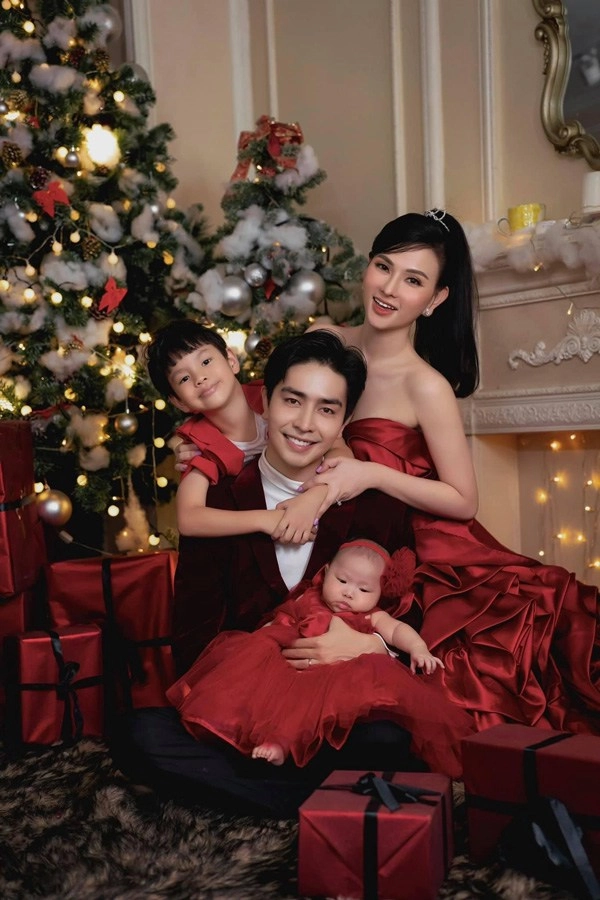 Chồng và con trai diện giày đôi hiệu thu thủy cũng không chịu kém cạnh - 1