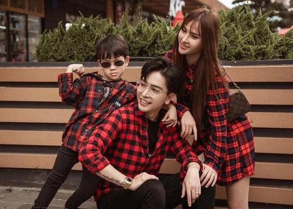 Chồng và con trai diện giày đôi hiệu thu thủy cũng không chịu kém cạnh - 2