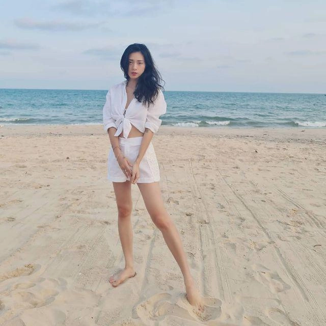 Chưa từng thấy một ngô thanh vân diện áo đục lỗ lạ hơn cả là mặc bikini bèo nhún - 8