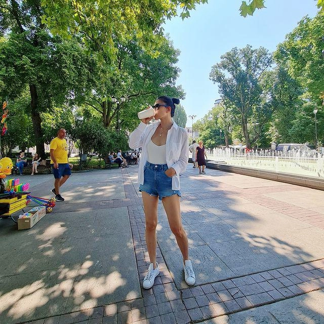 Chưa từng thấy một ngô thanh vân diện áo đục lỗ lạ hơn cả là mặc bikini bèo nhún - 10