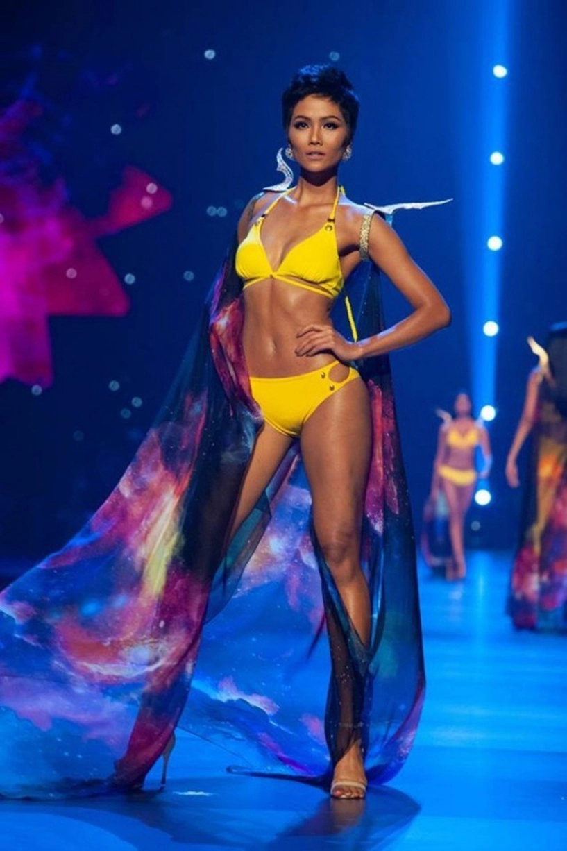 Chuyện chưa kể về thiết kế bikini của mùa miss universe 2018 giúp hhen niê vào top 5 lịch sử - 1