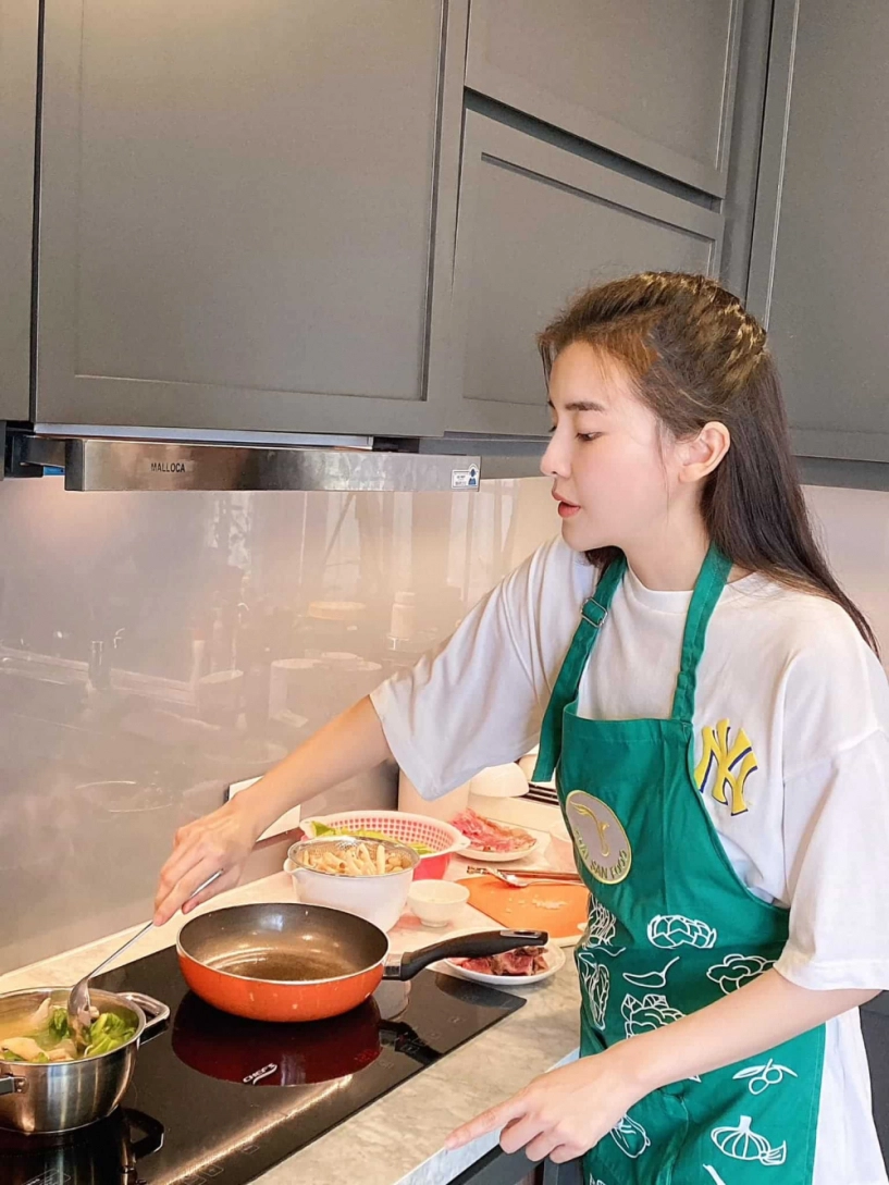 Cởi bỏ xiêm y lộng lẫy cao thái hà quấn khăn tắm ra ban côngai nấy đứng ngồi không yên - 6
