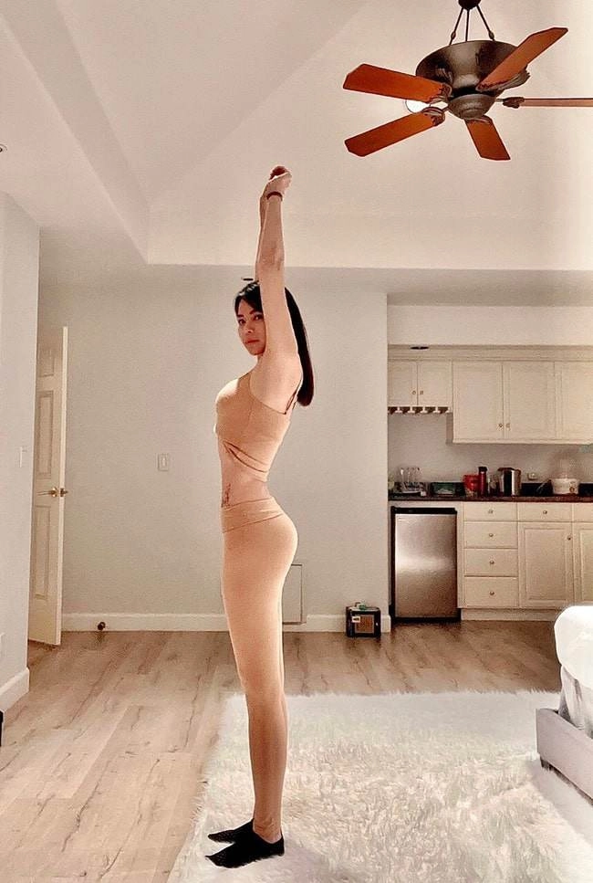 Con dâu tỷ phú hoàng kiều kết style mặc như không khoe dáng ai cũng toát mồ hôi - 4