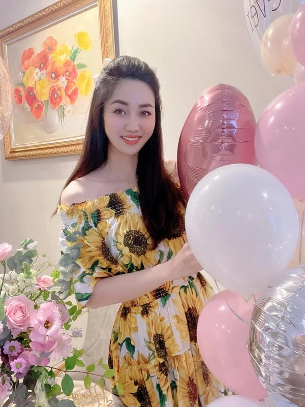 Con gái á hậu trà my giành spotlight của mẹ vì ăn mặc xinh như công chúa - 1
