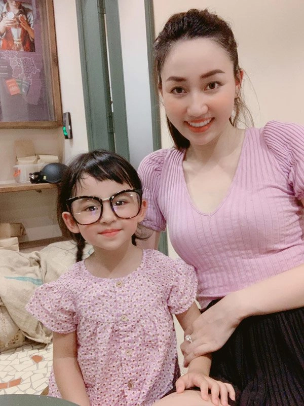 Con gái á hậu trà my giành spotlight của mẹ vì ăn mặc xinh như công chúa - 3