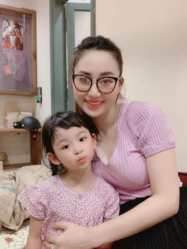 Con gái á hậu trà my giành spotlight của mẹ vì ăn mặc xinh như công chúa - 4