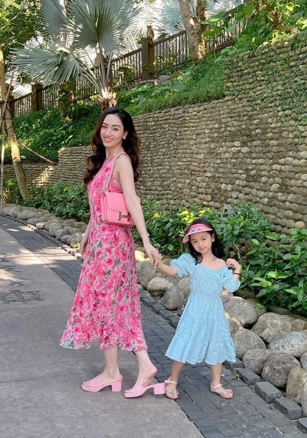 Con gái á hậu trà my giành spotlight của mẹ vì ăn mặc xinh như công chúa - 6