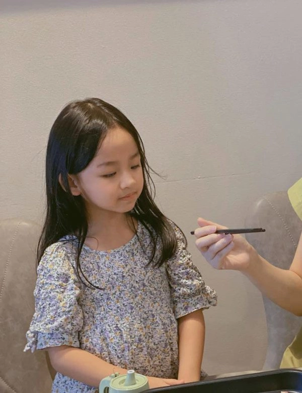 Con gái á hậu trà my giành spotlight của mẹ vì ăn mặc xinh như công chúa - 7
