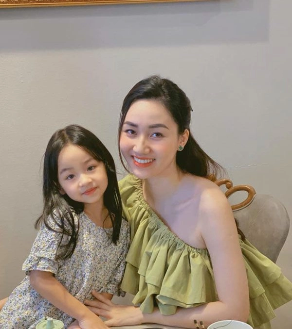 Con gái á hậu trà my giành spotlight của mẹ vì ăn mặc xinh như công chúa - 8