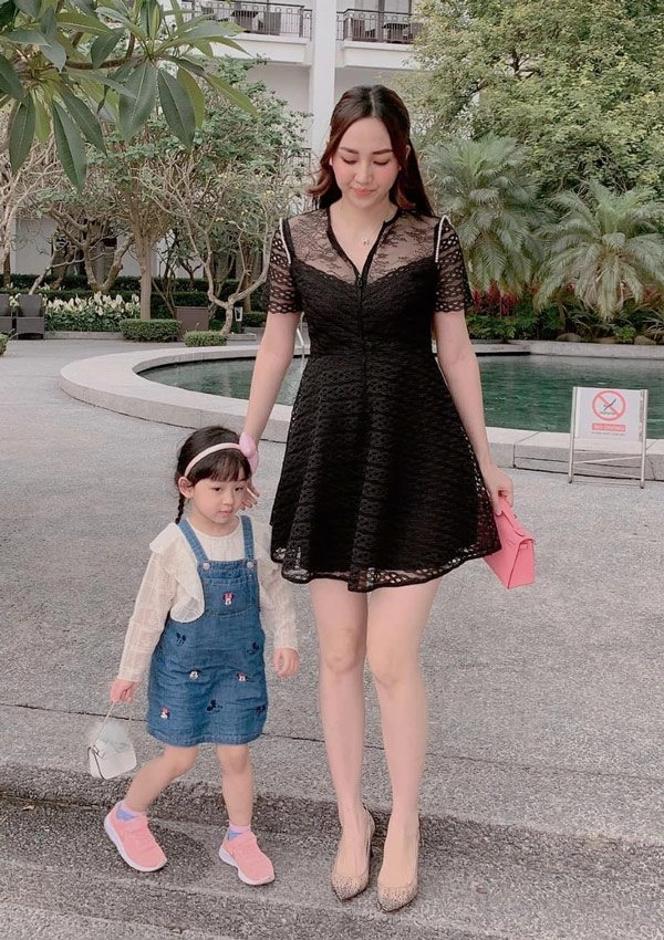 Con gái á hậu trà my giành spotlight của mẹ vì ăn mặc xinh như công chúa - 10