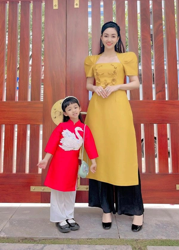 Con gái á hậu trà my giành spotlight của mẹ vì ăn mặc xinh như công chúa - 11