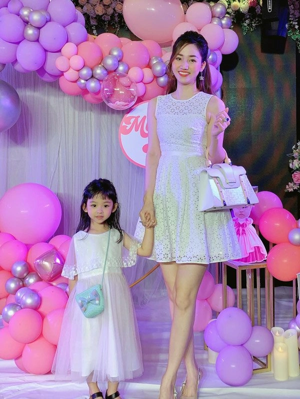 Con gái á hậu trà my giành spotlight của mẹ vì ăn mặc xinh như công chúa - 14