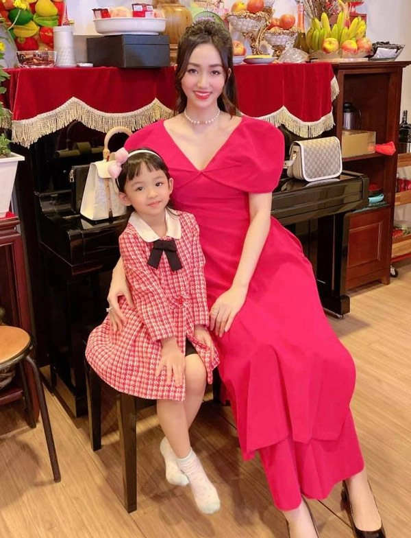 Con gái á hậu trà my giành spotlight của mẹ vì ăn mặc xinh như công chúa - 15