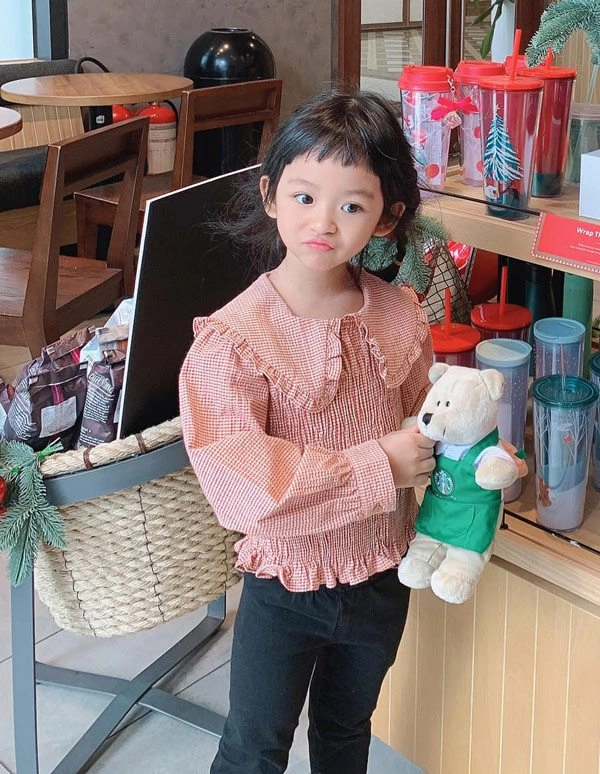 Con gái á hậu trà my giành spotlight của mẹ vì ăn mặc xinh như công chúa - 16