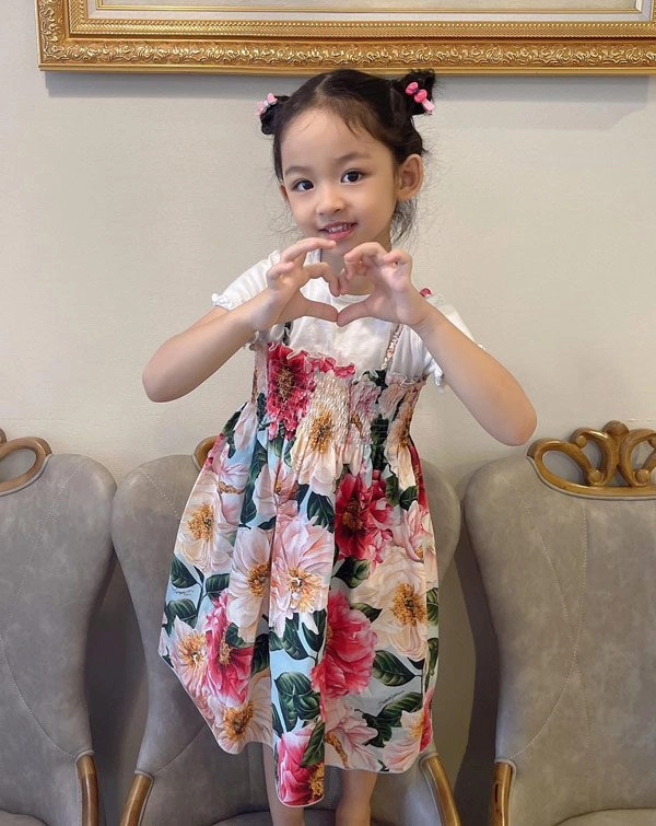 Con gái á hậu trà my giành spotlight của mẹ vì ăn mặc xinh như công chúa - 18