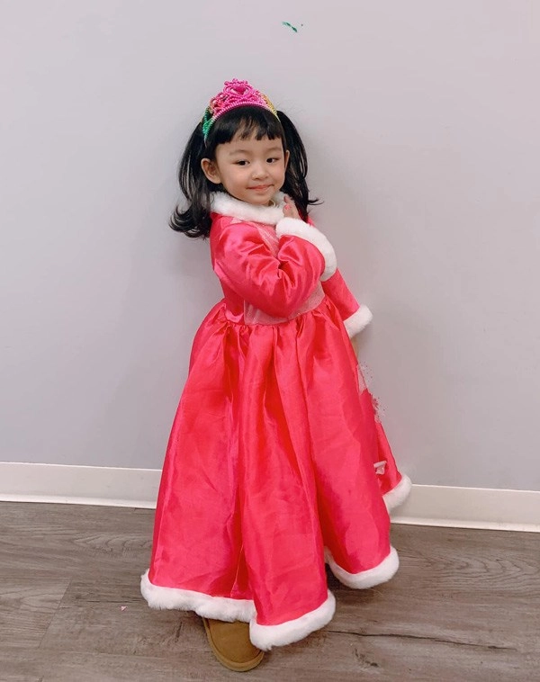 Con gái á hậu trà my giành spotlight của mẹ vì ăn mặc xinh như công chúa - 19