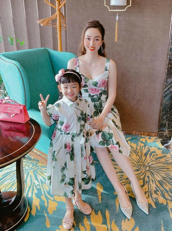Con gái á hậu trà my giành spotlight của mẹ vì ăn mặc xinh như công chúa - 21