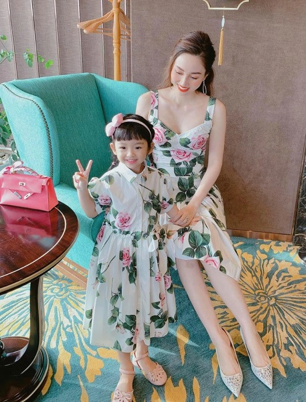 Con gái á hậu trà my giành spotlight của mẹ vì ăn mặc xinh như công chúa - 22