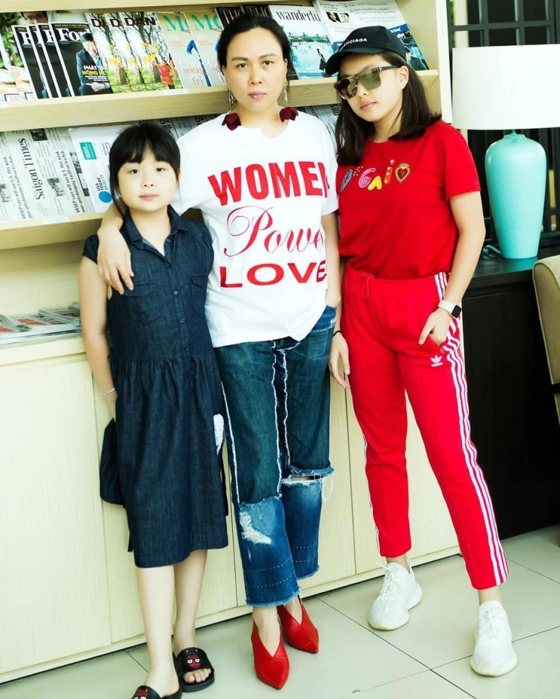 Con gái phượng chanel ăn diện đụng độ mẹ style tiểu thư sinh ra từ vạch đích sang ngất ngây - 1