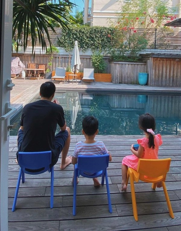 Con gái tăng thanh hà quấn giấy làm váy siêu đáng yêu - 9