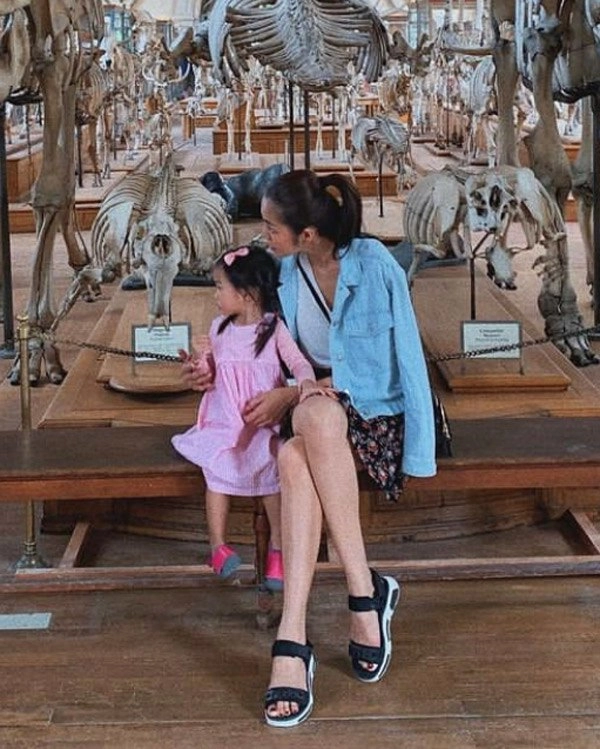 Con gái tăng thanh hà quấn giấy làm váy siêu đáng yêu - 10