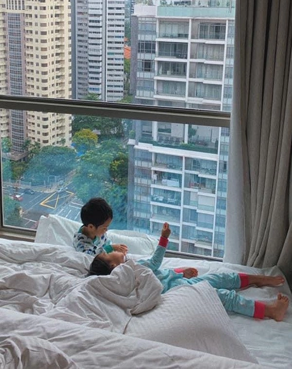 Con gái tăng thanh hà quấn giấy làm váy siêu đáng yêu - 13