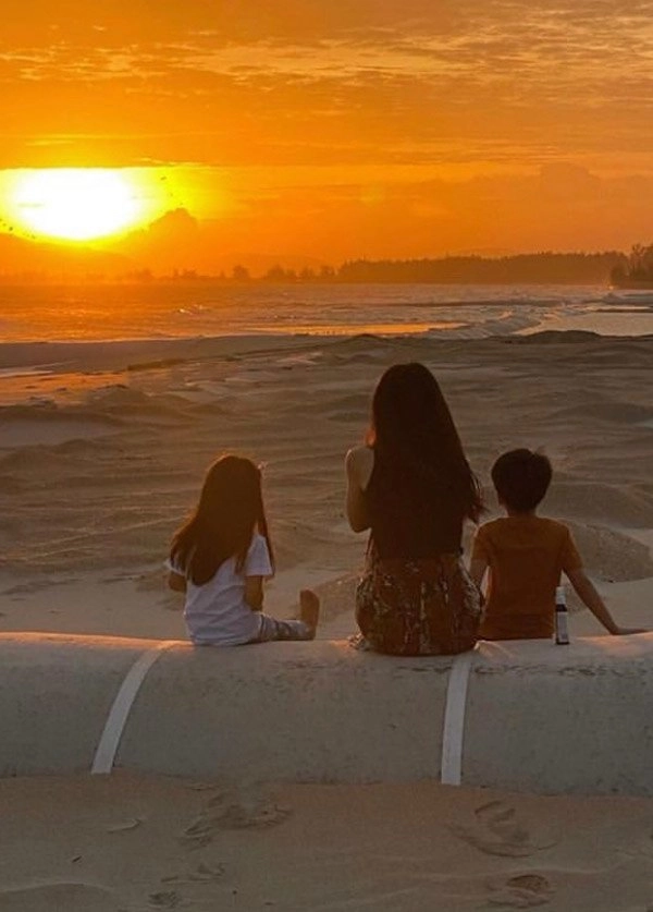 Con gái tăng thanh hà quấn giấy làm váy siêu đáng yêu - 16