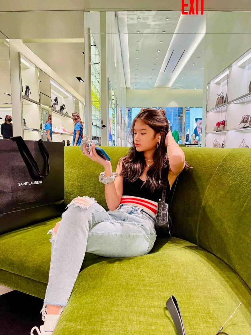 Con gái trương ngọc ánh sang mỹ liềnquẹo lựa store đồ hiệu mặc bộ nào đẹp bộ đó - 3
