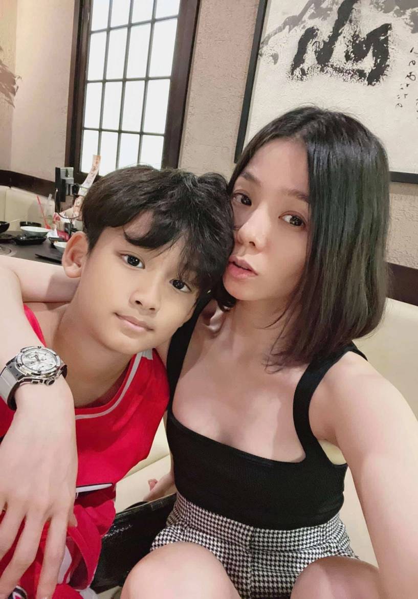 Con trai lệ quyên 9 tuổi mê giày hiệu được bố đầu tư phong cách ăn mặc chuẩn rich kid - 1