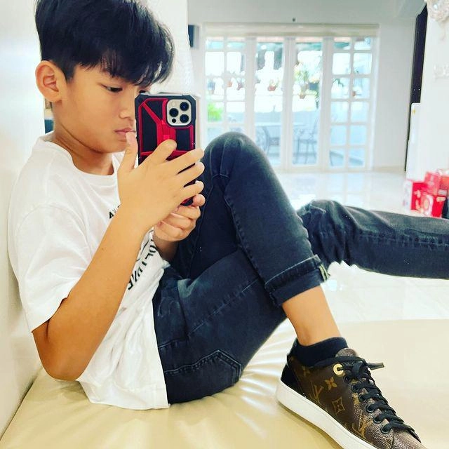 Con trai lệ quyên 9 tuổi mê giày hiệu được bố đầu tư phong cách ăn mặc chuẩn rich kid - 6