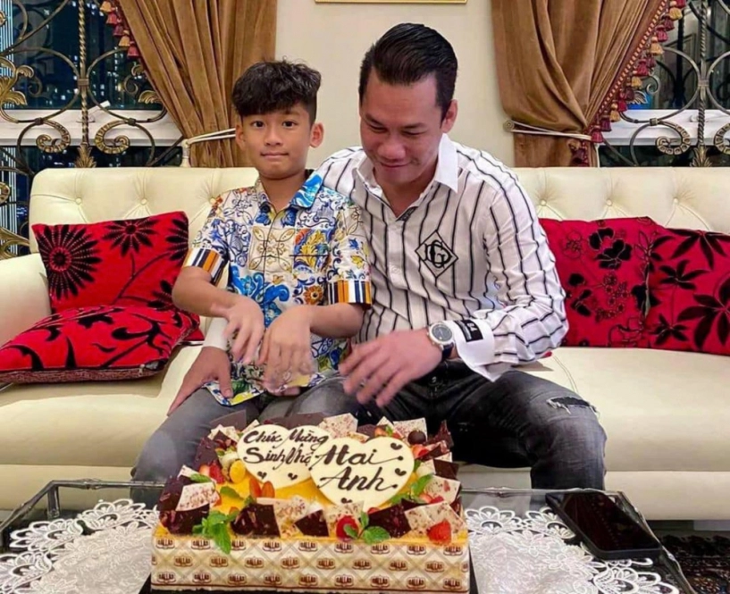 Con trai lệ quyên 9 tuổi mê giày hiệu được bố đầu tư phong cách ăn mặc chuẩn rich kid - 10