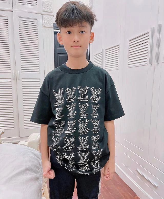 Con trai lệ quyên 9 tuổi mê giày hiệu được bố đầu tư phong cách ăn mặc chuẩn rich kid - 11